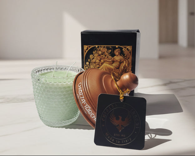 PINE CONE : Italian Alps Herbs and Flowers Aromatic Candle 300 ml, in XIX century style diamond glass jar and aluminium brown top.